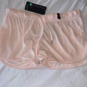 Helt nya shorts som aldrig är använda! Ny pris 120kr 