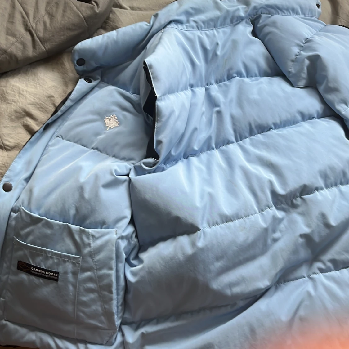 Säljer canada goose väst. Den är en äldre moddel. 