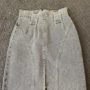 Jeans kjol - Jeans kjol, vet inte vart den är köpt men troligtvis utomlands. Storlek S. 