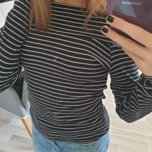 Randig tröja - Svart och vit randig långärmad tröja från Kappahl. Tröjan sitter på axlarna. Säljer pga att jag inte längre använder den. Den är som ny och fin. 