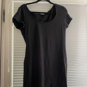 Kort klänning från H&M i storlek M - Knappt använd klänning. Är ganska kort och den visar ens figur väldigt tydligt. Beroende på hur tajt man vill den ska sitta tycker jag den är ganska stor i modellen.   Jag har katt och kanin!