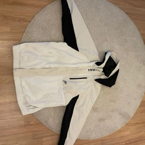 Nike airmax jacka - Jackan är knappt använd och är i mycket bra skick.