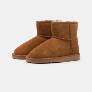 Uggs  - Bruna uggs köpa på zarlando. Bara testade. 