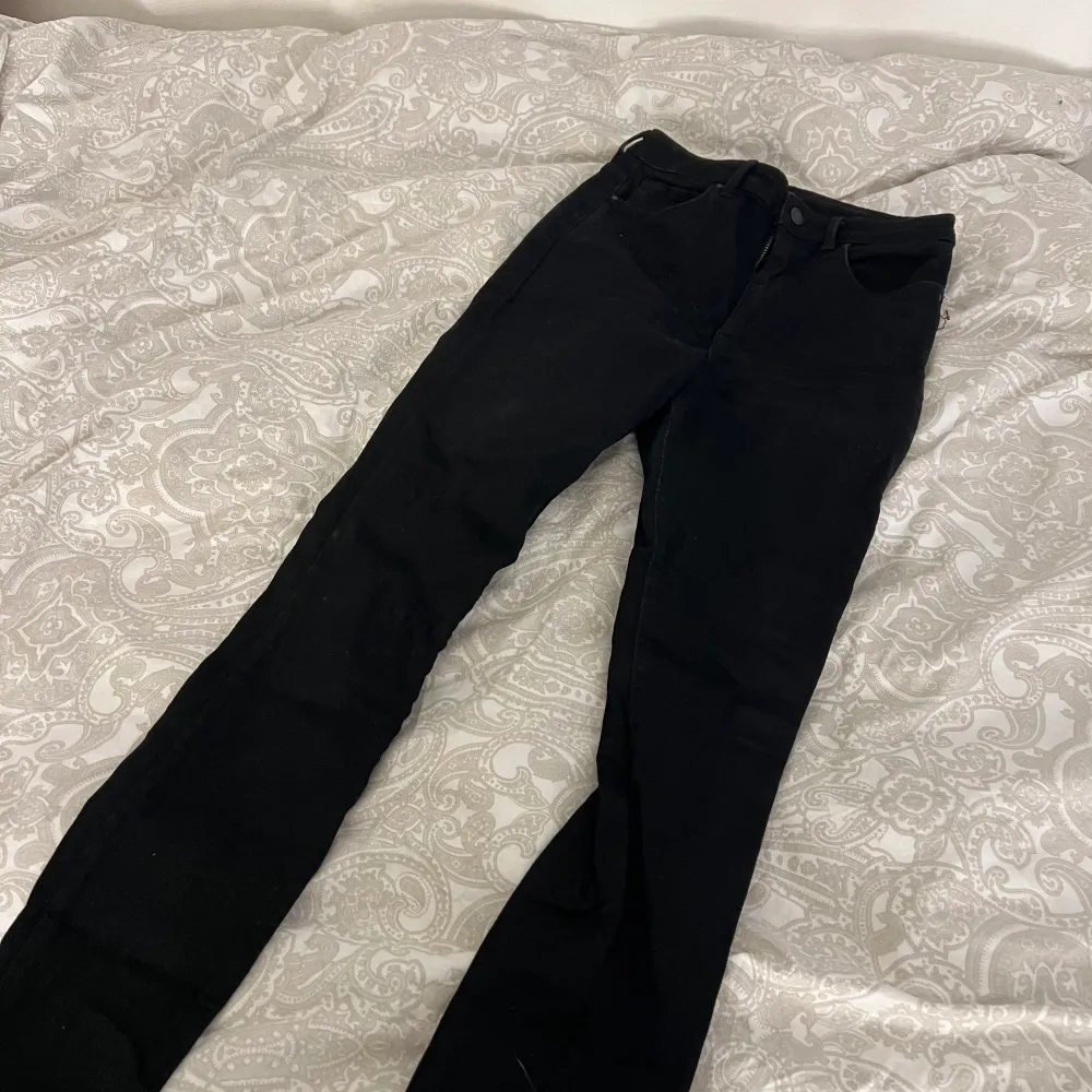 Svarta straight midwaist/lowwaist jeans storlek 38, bra skick!. Jeans & Byxor.