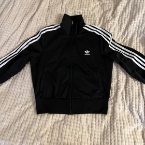 Adidaströja tracksuit - Svart adidaströja, traksuit. Använd få gånger, finns fickor