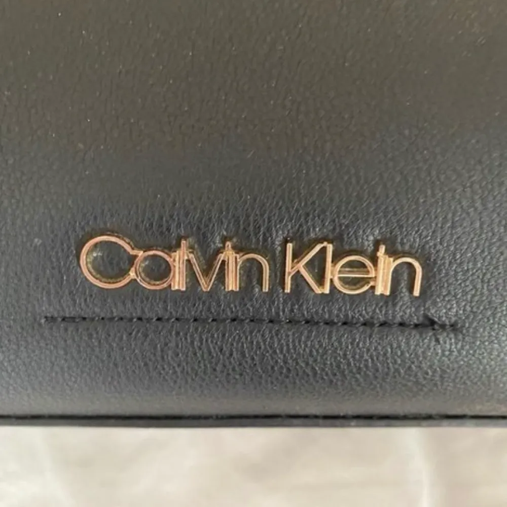 Hej! Säljer min calvin klein väska då jag nyligen köpte en annan så jag har ingen direkt användning av denna längre. I gott skick! Tar bara emot kontanter och skickar inte väskan.. Laukut & Käsilaukut.