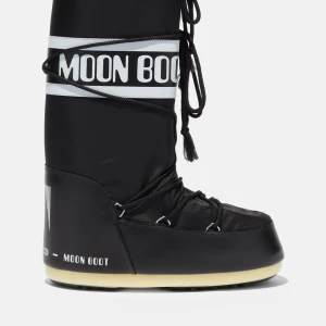 Moonboots - Säljer nu mina svarta moonboots från deras egna hemsida. Använda ca 3 ggr och säljer dem för 1000 kr men köptes för nypris 1500 kr. Köparen står för frakten men kn mötas upp i Växjö💕