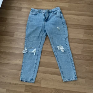 Ett fint par jeans från Gina Tricot - Ett jätte fint par jeans från Gina Tricot som tyvärr blivit för stora för mig. De är i jätte fint skick. 