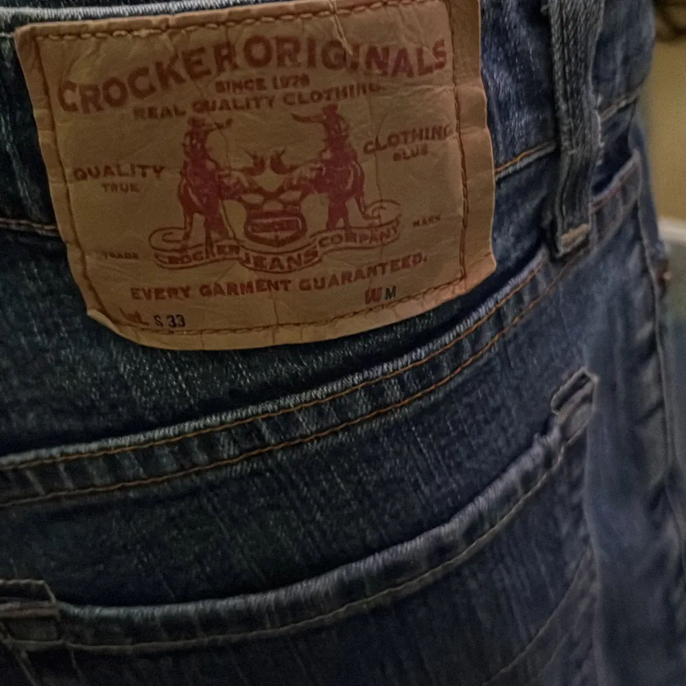 säljer mina skit snygga jeansen från Crocker originals, har själv strl xs-s men passar bra ändå❤️perfekt nu till hösten, skriv för fler bilder. Jeans & Byxor.