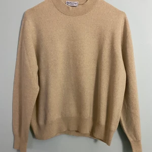 Burberry ulltröja - Beige ulltröja från Burberry. Storlek S. Väldigt fint skick.