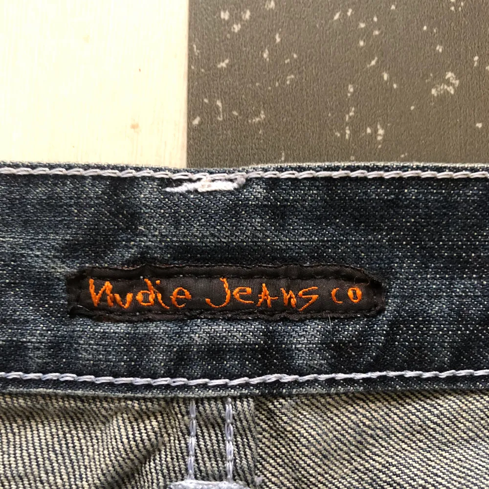 Ett par riktigt snygga Nudie Jeans i mörk färg. Snygga slitna detaljer på framsida och baksida. Sitter baggy på mig som är 174 men säljer pga det inte är min stil längre. Pris kan diskuteras . Jeans & Byxor.