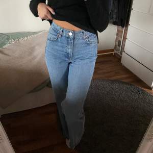 Säljer dessa vida Zara jeans. Jag är 176 och dom är långa på mig😍säljer dessa då de inte kommer till användning så ofta tyvärr