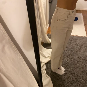 Levis byxor Ribcage straight leg  - Beiga byxor i manchestertyg. Väldigt bekväma o sköna. Stl 24x29.   (jag är 170cm)