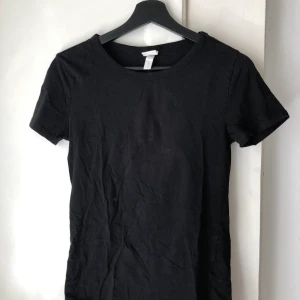 Svart tshirt i storlek S - Väl använd men i fint skick. Inga fläckar etc. 