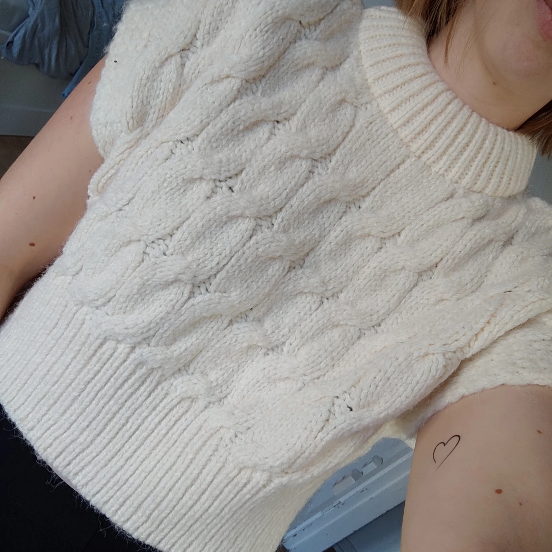 Short knitted sweater  - 90