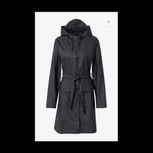 Regn jacka finns olika storlekar, och olika färger  - Denna regnjacka från Rains kommer i en snygg svart färg med en matt look. Regnjackan har knytband runt midjan, så jackan kan snöra in sig och ge en feminin passform.    Finns i olika färger och storlekar . Nytt pris 1200kr 