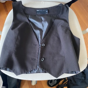  Väst - Snygg svart kostymväst använt fåtal gånger sitter ganska tajt om bysten om man vill stänga dem så jag skulle säga S liten M