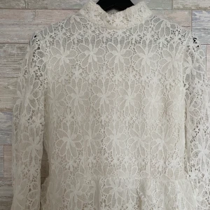 NA-KD klänning  - Säljer denna fina klänning från nakd i storlek 38, klänningen är köpt för 449kr, använd en gång så den är frf ny, i bra skick. Köparen står för frakt!