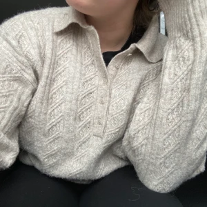 Beige stickad tröja - Beige stickad tröja från H&M. Superfint skick endast använd ett fåtal gånger. Knappar och en fin krage. Storlek S men passar säkert XS-M bra. 