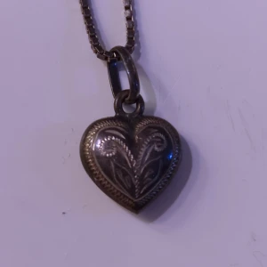 halsband i silver med hjärta - Vintage halsband i äkta silver med hjärtberlock från 90-talet. Kan skicka som brev för 15kr.