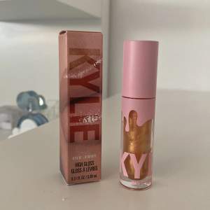 Kylie Cosmetics High Gloss i färgen ”Yesss Girl 009” endast testad, nypris: 190kr   