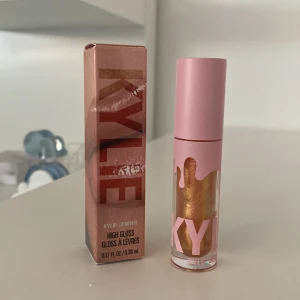 Kylie cosmetics gloss - Kylie Cosmetics High Gloss i färgen ”Yesss Girl 009” endast testad, nypris: 190kr   