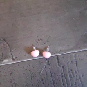 Rosa plop örhängen - Oanvända Rosa örhängen bor du långt bort får du betala 25 kr frakt. Bor du i Halmstad Söndrum så lämnar jag de för hand.