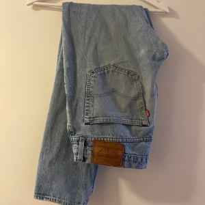Levis jeans 512 - Ljusblåa Levis jeans 512, litet hål i grenen 