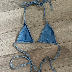Jeans topp - Jeans topp som går att använda som en bikini överdel. Passar en A-C kupa. 