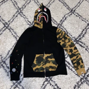 Bape hoodie - Äkta bape hoodie. Rare limited edition modell köpt på sneaker event i boston. Finns ej att köpa längre. Inga flaws hur som helst.