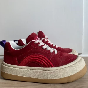 EYTYS SONIC SAMPLE - Ett par SONIC, skorna är från en sample sale och den röda färgen fäller något, vilket syns på skosnörena. Kanska kan åtgärdas med impregnering. 