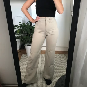 Byxor Monki  - Beige tygbyxa från Monki. Storlek 32. 