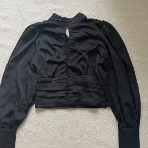 Topp - Jätte fin topp i storlek 34 från Gina trickot som bara användas en gång, tröjan är i jätte fint skick och passar så bra till festliga tillställningar