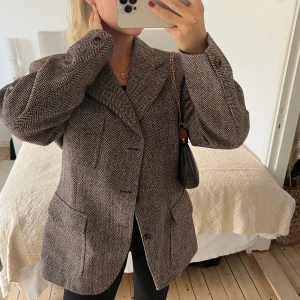 Oversize kavaj - Säljer denna superfina oversize kavajen då den ej kommer till användning, i ett tjockare material så passar perfekt nu till hösten med en stickad tröja under. 