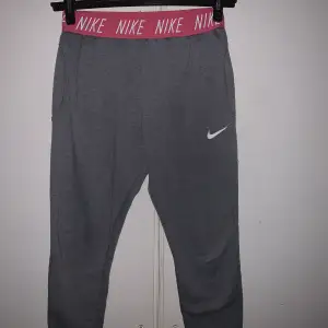 Nike träningsbyxor i grå/rosa. Storlek är egentligen L men passar S mer.