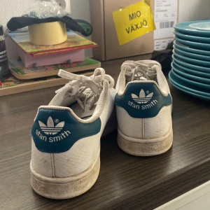 Stansmith - säljer dessa stan smith skor i stl 39 1/3.  bra men använt skick. säljer billigt pga små små sprickor fram på skon (kom privat för bild på de). om någon har tight budget är detta ett par perfekta skor med bra pris! vid andra frågor hör av er❤️ 