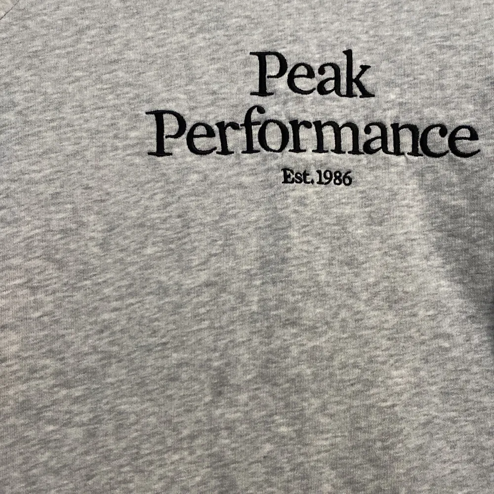 Peak performance Swetshirt i grått, storlek S dam. Använd max 5 ggr så nästan nyskick. 1000kr ny! 😊❣️. Hoodies.