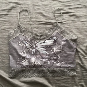 top - säljer en crop top som inte klr till användning 