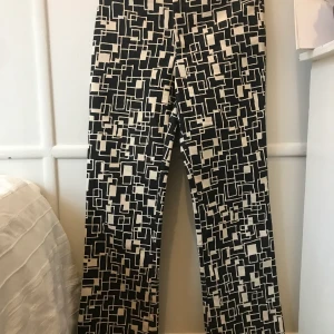 Mönstrade byxor - Super fina byxor från Gina tricot som tyvärr är för korta för mig.  Lågmidjade och mönstret är underbart!