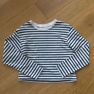 Randig tröja - 🤍Från: Lindex Orginalpris: 200kr🤍Nytt pris: 50 kr+frakt🤍Inga skador eller fläckar🤍Kommer ifrån djur och rökfritt hem🤍