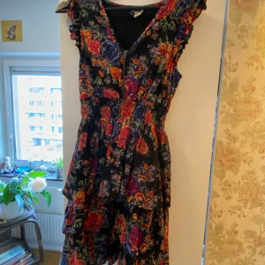 Blommig klänning - Så cool blommig klänning!!