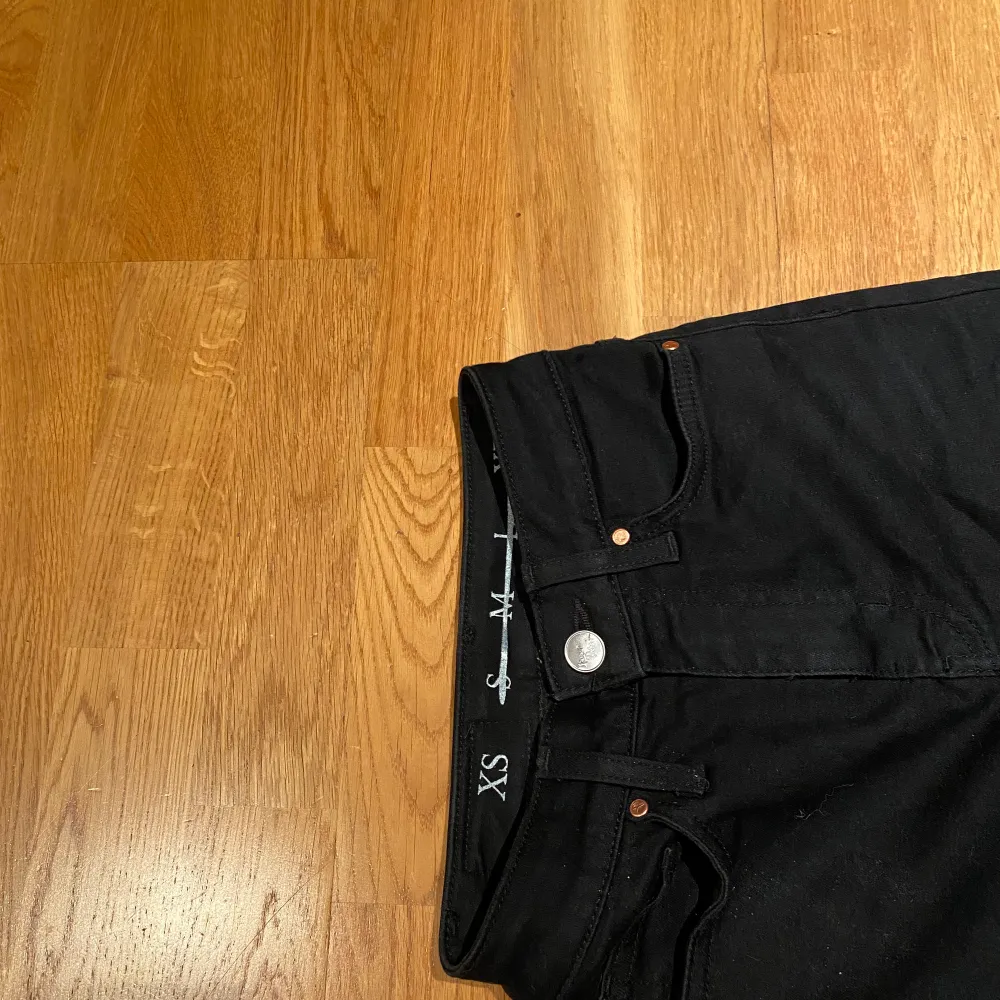 Ett par svarta boot cut jeans från Bikbok i storlek xs. Väldigt fint skick! Pris: 150 kr Frakt: 49 kr. Jeans & Byxor.