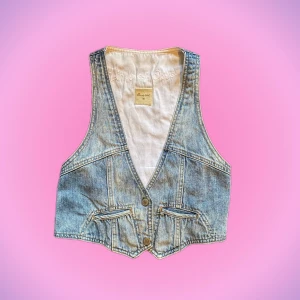 Jeans väst Line of Oslo - Säljer denna jättefina jeansväst i bra skick från Line of Oslo! Köpt secondhand men har tyvärr själv inte fått användning för den.  Priset kan diskuteras! Hör av er vid intresse💞💞😊