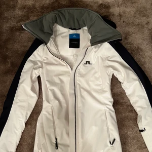 J. Lindeberg jacka - Jätte fin skidjacka från J.Lindeberg. Endast använd en skidresa, däremot är dragkedjan ganska trög därav priset.🥰