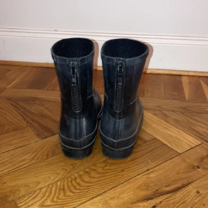 Svarta gummistövlar, vagabond - Svarta gummistövlar från vagabond.  Stl 36.  Bra skick. Använda 2-3 gånger.  Säljs pga för liten storlek