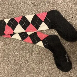 Stretchiga ridstrumpor - Jag säljer dessa ridstrumpor i strl 34-36 de ser små ut men är väldigt stretchiga. För 10kr de är använda 1-3 ggr💛köpta på hööks.
