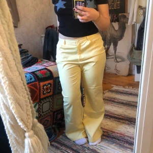 Gula kostymbyxor  - Gula, visa kostymbyxor ”bootcut”. Köpta på secondhand, bra skick, inget märke.