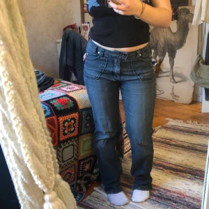 Jeans  -  Jeans från Bessie. Snygga detaljer både fram och bak! 