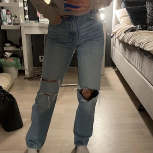Jeans - Säljer dessa jeans från GinaTricot med hål i. Bra skick inga deffekter