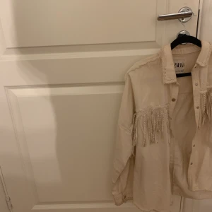 Jacka från zara - En skjort jacka från zara som är så sjukt fin och cool älskar!!😍😍 